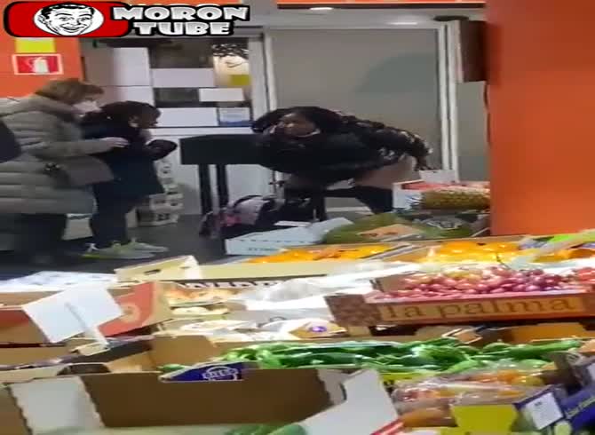 Video :This robber smashes everything and even urinates inside a business while it is locked!